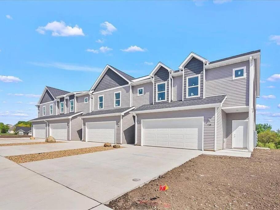 Central Cedar Falls New Construction Townhome! Esterno foto