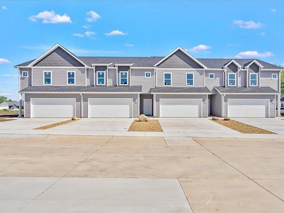 Central Cedar Falls New Construction Townhome! Esterno foto